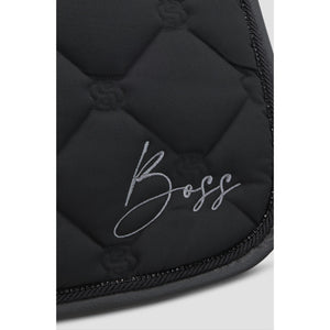 Nahaufnahme der schwarzen BOSS Dressurschabracke mit glänzendem Rand und elegantem Logo-Stick für Premium-Reitsport.