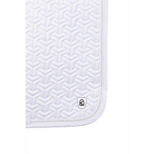Nahaufnahme der weißen Cavallo Dressurschabracke Cool Comfort mit geprägtem Muster und hochwertigem Logo-Detail.