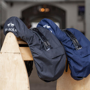 HV Polo Sattelschoner in Schwarz und Blau aus der Standardkollektion, idealer Schutz für Sättel im Stallzubehör-Bereich.
