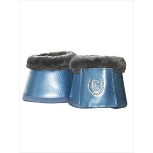 Hufglocken Parisian Blue kaufen - Equestrian Stockholm: Elegante Hufglocken aus Schlangenlederimitat mit grauem Teddy-Fleece für Pferdebeinschutz.