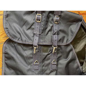 Schwarze HorseGuard Landon Outdoordecke mit doppeltem Brustverschluss und strapazierfähigem 1200D Ripstop-Gewebe für optimalen Wetterschutz.