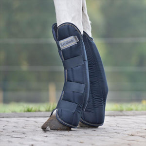 Seitliche Ansicht der Kavalkade Transportgamaschen vorne mit anatomischer Passform, Schaumeinlage und robustem Klettsystem.