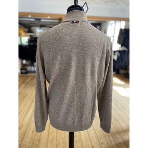 Rückansicht des Tommy Hilfiger Equestrian Herren Kaschmir Pullovers Oakfield aus der Herbst-/Winterkollektion 2026, aus weichem Strickmaterial.