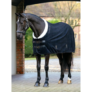LeMieux Abschwitzdecke Kudos H/W2025 in Schwarz mit weißem Kragen, luxuriöse Polarfleecedecke für Pferde mit verstellbaren Gurten und Logo-Stickerei.
