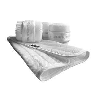 Weiße Estrelle Cool Air Tec. Mesh Bandagen - Für Pferde mit passender Unterlage, optimale Druckverteilung und Stoßabsorbierung bei nassen Bedingungen.