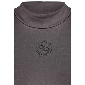 Detailansicht des Pikeur Rolli Selektion Funktionsshirts mit glitzerndem Logo auf der Brust, gefertigt aus weichem Funktionsmaterial.