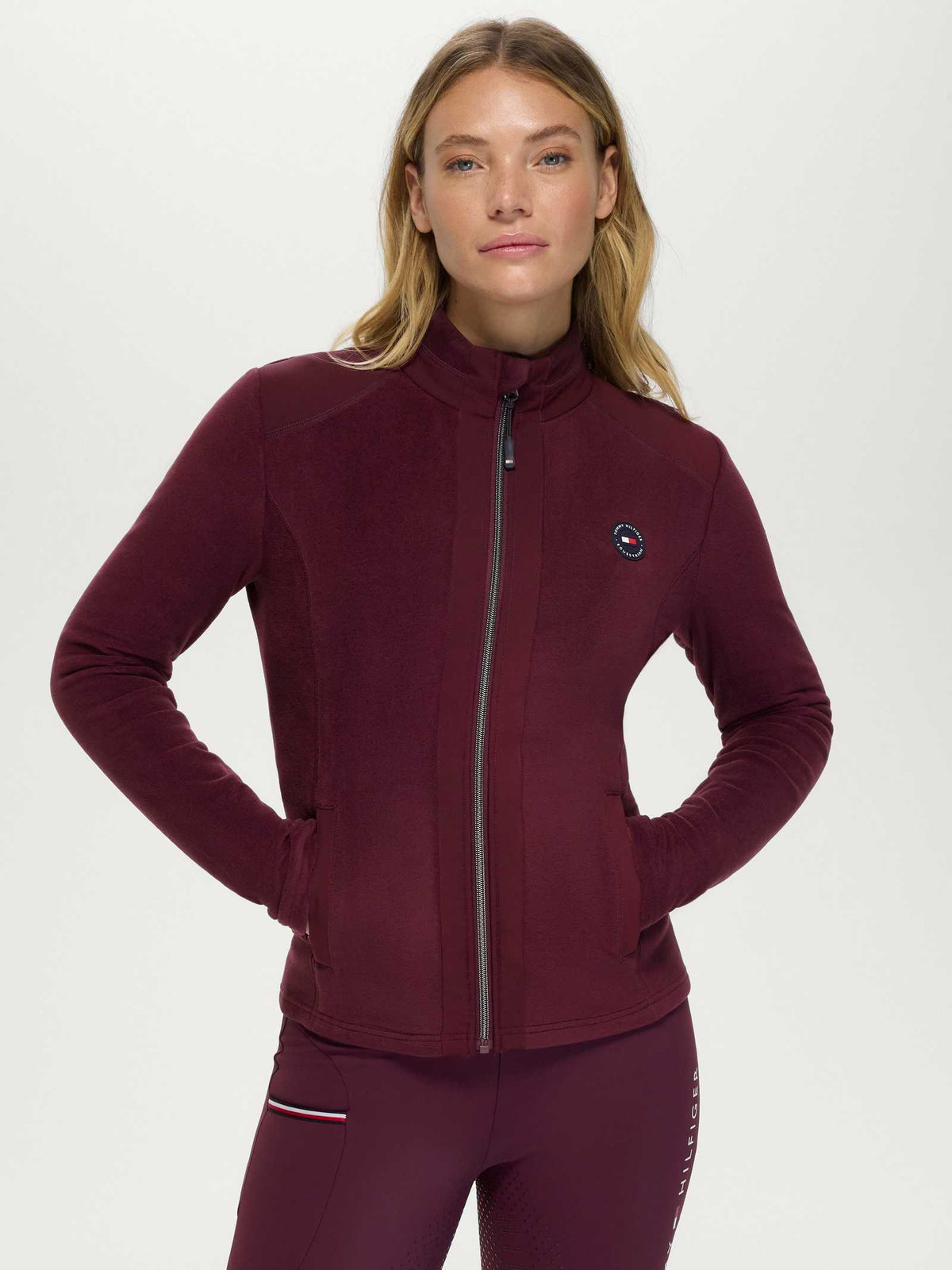 Femme portant une veste polaire Tommy Hilfiger Equestrian Elmonte en Deep Burgundy.