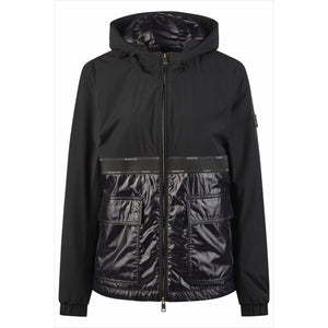 PIKEUR Damen Regenjacke für Frühling und Sommer in Schwarz mit glänzenden Details, Kapuze und Reißverschlusstaschen, ideal für Reiterinnen.
