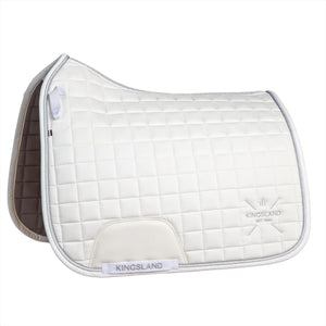 Weiße Dressur Schabracke Mona von KINGSLAND mit edlem Wildlederimitat, Bambusfutter und ergonomischem Schnitt für stilvolle Turnierauftritte.