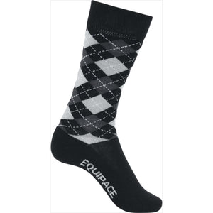 Equipage Lax Kinderreitsocken im klassischen Argyle-Muster in Schwarz-Grau mit Logo-Schriftzug. Ideal für junge Reiter, aus Baumwollmix.