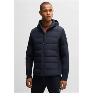 Modell trägt die Herren Hybrid Jacke Jeff von BOSS Equestrian, atmungsaktiv und bewegungsfreundlich für sportliche Herrenbekleidung.