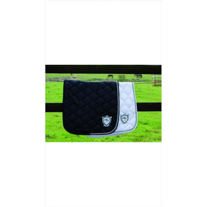 Rambo Turnierschabracke Weiß Diamante und Schwarz mit Wappenlogo, auffälliger Steppung und glitzerndem Rand, perfekt für Dressurturniere.