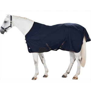 Eskadron Weidedecke Alpha 350g - Outdoordecke mit stabilem 1680 Denier Obergewebe auf weißem Pferd, wasserdicht und reflektierend.