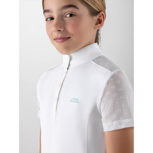 Detailansicht des Equiline Kinder Turniershirts Giuv mit feinen Tüllärmeln und Logo, perfekt für stilbewusste junge Reiterinnen.