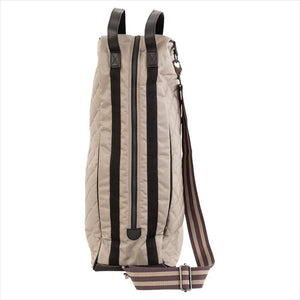 BR Combo Stiefeltasche kaufen | Getrennte Fächer, Helmfach – Seitenansicht mit verstellbarem Schultergurt und zwei Reißverschlüssen für sichere Aufbewahrung.