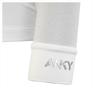 Ärmeldetail des ANKY Turniershirts Luminous mit silbernem ANKY-Logo auf elastischem Bündchen – stilvoll und funktional für den Reitsport.