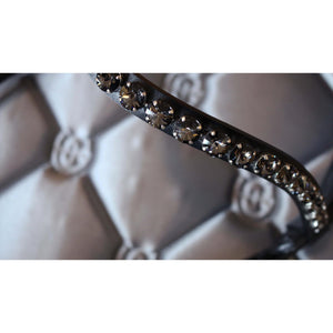 Nahaufnahme des Stirnriemens Rivoli XL Silver Night der Trense München mit großen funkelnden Kristallen für eleganten Reitstil.