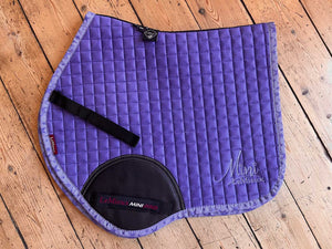 LE MIEUX Pony Springschabracke Mini Suede in Lila mit gestepptem Muster und rutschfester Einlage. Komfortabel und langlebig für Ponysattel.
