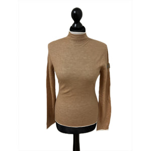 Beiger Boss Damen Rollkragenpullover May HW24 auf Schneiderpuppe. Weicher Strickpullover mit hohem Kragen, ideal für Reiter und Herbst/Winter-Outfits.