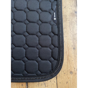 Detailansicht der schwarzen Equiline Schabracke Octagon mit Strassverzierung. Hochwertige Verarbeitung und stoßdämpfende Polsterung.