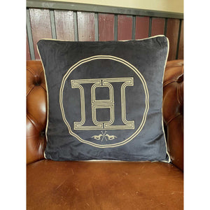 HV Polo Kissen Samt in Dunkelblau mit großem H-Logo und feiner Paspelierung. Elegantes Accessoire für stilvolles Interieur und Wohnraumgestaltung.