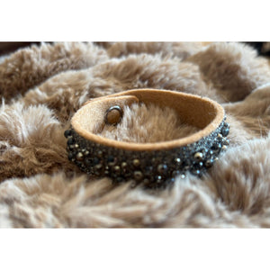 Elegantes Otto Schumacher Filzarmband mit silber-grauen Swarovski-Steinen, 1,7 cm breit, ideal als Damen-Schmuckaccessoire.