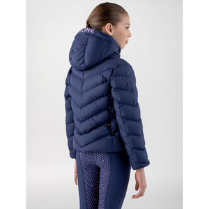 Rückansicht der Equiline Kinderjacke Cumin Steppjacke Winter 2025 mit gesticktem Logo auf der Kapuze, perfekt für Kinderoberbekleidung.