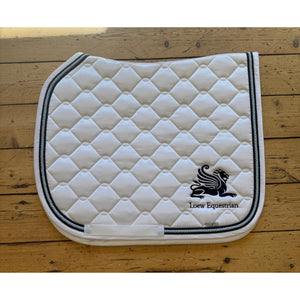 Schwarze Schabracke Logo Loew Equestrian Kordel navy-hellblau-navy