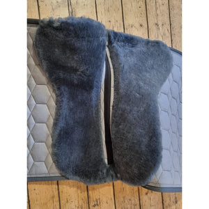 Mattes Schabracke Samt mit Lammfell in Grau, SPINEFREE®-Technologie für Druckausgleich und Komfort auf Holzfußboden präsentiert.