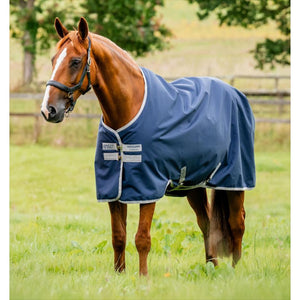 Horseware Outdoordecke Amigo Ripstop 0g Turnout 900D in Blau auf braunem Pferd, ideal als robuste Weidedecke für wechselhaftes Wetter.