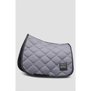 BOSS Equestrian Dressurschabracke in Grau mit hochwertiger Steppung und Logo-Patch. Ideal zum Dressurschabracke kaufen für Pferdesport.