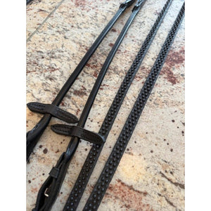 Otto Schumacher Zügel gummiert 13mm kaufen – rundgenähte, schwarze Reitzügel mit Martingalschieber auf hellem Steinboden.