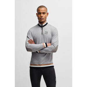 BOSS Herren Troyer Sweater in Grau mit kurzem Reißverschluss und Logo-Patch, ideal für Herbst Winter Kollektion mit Stretchkomfort.