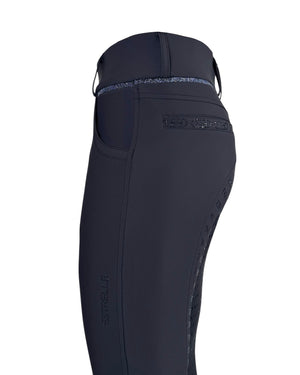 Detailansicht der Estrelle Reithose Full Grip mit kristallverzierten Akzenten und rutschfestem Vollbesatz für optimalen Halt beim Reiten.
