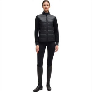 Modell trägt BOSS Equestrian Yara FS25 wattierte Damenjacke in Schwarz, figurbetont geschnitten für stilvolle Reiter-Outfits.