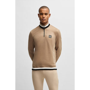 Beiger BOSS Herren Troyer Sweater mit Kontrastkragen und Reißverschluss, perfekt für stilvolle Wärme in der Herbst Winter Saison.