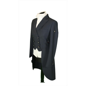 Seitliche Ansicht des Equiline Frack Marilyn Strassbesatz - Innovatives Design mit X-Cool Evo Material, perfekter Sitz für Reiter bei Turnieren.