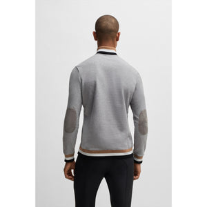 Rückansicht des grauen BOSS Herren Troyer Sweaters mit Ellbogen-Patches und gestreiftem Saum, Teil der Herbst Winter Kollektion 2025.
