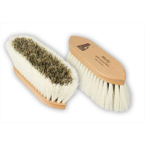 Williiam Leistner Fellbürste Mucky mit Naturfasern zur sanften Schmutzentfernung bei Pferden. Ergonomischer Holzgriff für komfortable Handhabung.