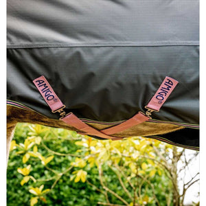 Seitlicher Gurtverschluss der Amigo Hero Ripstop Pferdedecke mit pinken Gurten, sorgt für Stabilität und optimale Passform bei Weideaktivitäten.