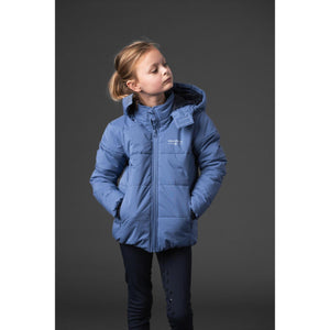 Mädchen trägt die Equipage Valma Reitjacke für Kinder in Blau, perfekt für Reiter im Winter, mit warmem Fleecefutter und sportlichem Schnitt.