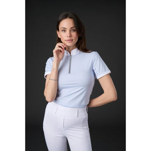 CATAGO Turniershirt Frühjahr Sommer 2025 in Hellblau mit UV-Schutz, figurbetontem Schnitt und eleganter Turnieroptik für Reiterinnen.