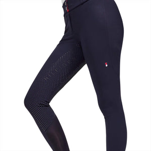 Detailansicht der Tommy Hilfiger Reithose Damen Helena mit Stretchmaterial, Silikonbesatz und Logo, perfekt für Reiterinnen im Sommer.