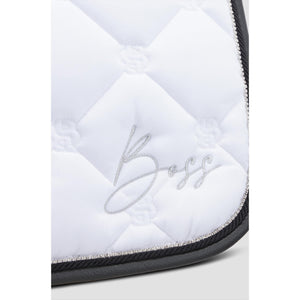 Detailansicht der weißen BOSS Dressurschabracke mit silbernem Glitzerrand und gesticktem Logo für edlen Reit-Look.