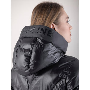 Detailansicht der Kapuze der Equiline Steppjacke Coolbomb Damen Winter 2025 / 2026 mit Equiline-Schriftzug, perfekt für stilbewusste Reiterinnen.