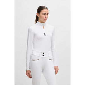 BOSS Turniershirt Damen Minou in Weiß mit Stehkragen und Reißverschluss, atmungsaktiv und schnelltrocknend für Reitturniere Winter 2025.