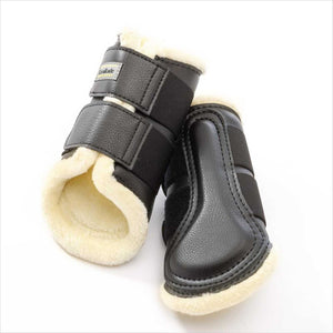 Detailansicht der Kavalkade Gamaschen Anatomic mit Kunstfell in Schwarz. Pflegeleichte Gamaschen mit Klettverschluss aus veganem Material.