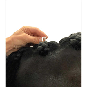 Anwendung der Waldhausen Einflechthilfe Quick Knot Deluxe beim Einflechten der Pferdemähne, sorgt für festen Halt ohne Ziepen.