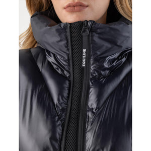 Nahaufnahme des Reißverschlusses der Equiline Steppjacke Coolbomb Damen Winter 2025 / 2026 mit Logo-Detail und atmungsaktivem Mesh-Einsatz.