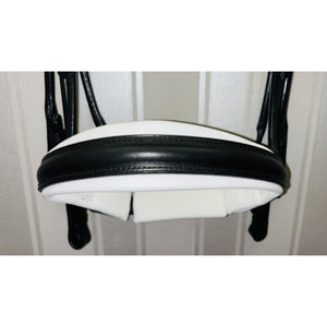 Nahaufnahme des weiß unterlegten Reithalfters der Otto Schumacher Kandare München - Feel Good | Comfort XS, ideal für stilbewusste Reiter.